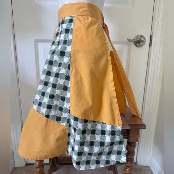 Handmade Vintage Yellow and Checkered A-Line Waist Half Apron with Pocket - Picture 3 of 9